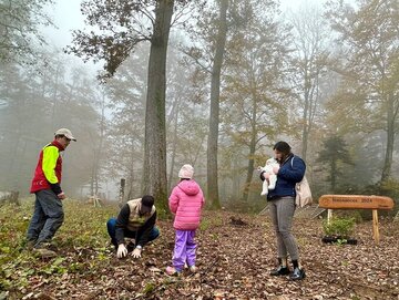 Une famille en train de planter l'arbre du petit dernier nouveau-né