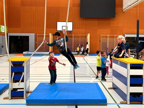 Enfants dans une salle de sports.