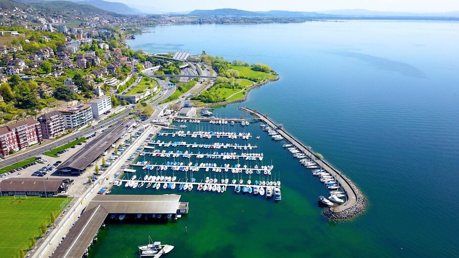 Une vue aérienne du port du Nid-du-Crô avec plongée sur l'est de la ville