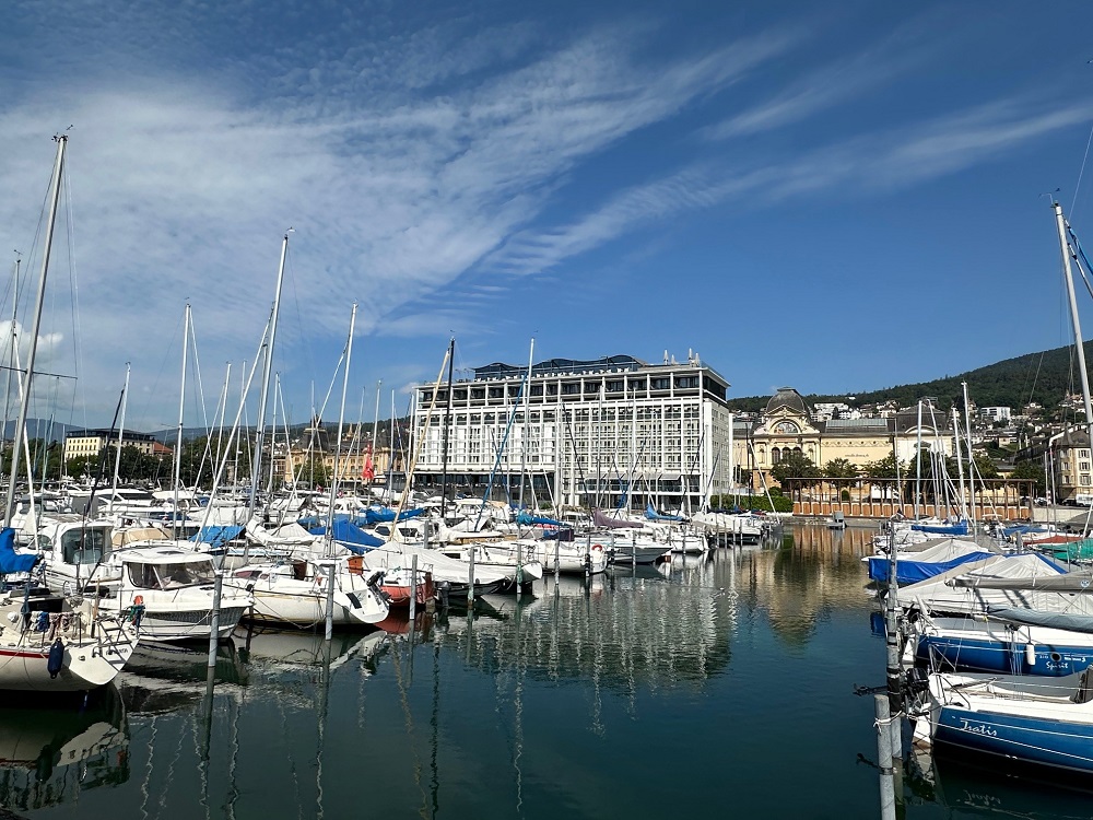 Une vue du port avec l'hôtel Beaulac au fond et la batellerie